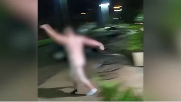 Vídeo: homem corre pelado em cidade do PR e dá trabalho para a polícia