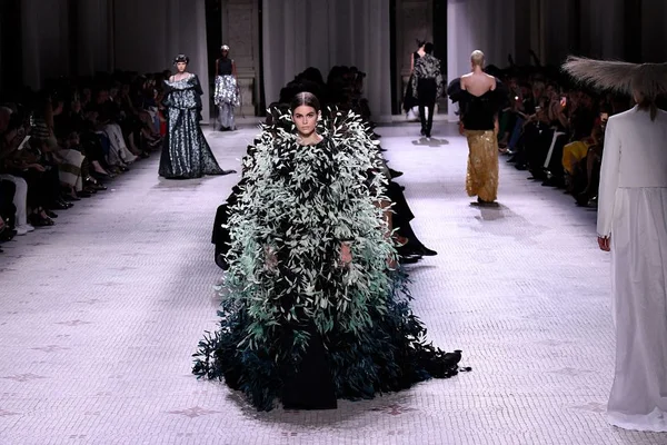 Clare Waight Keller leva rebeldia para a alta-costura da Givenchy