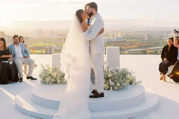 Casamento ao nascer do sol em heliponto em São José dos Campos foi a realização de um sonho para Carolina Castro e Fábio Dalprat - Metrópoles