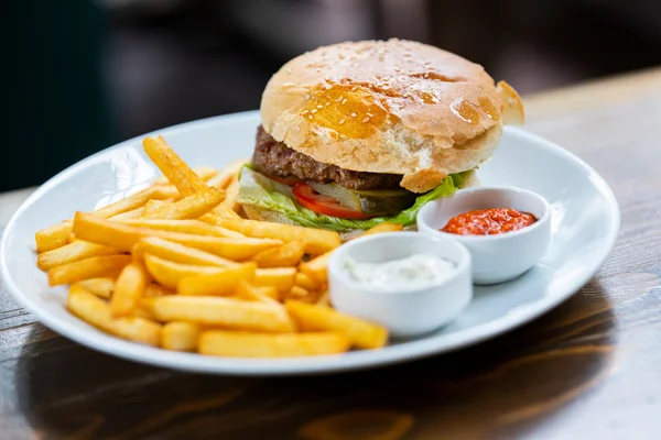 Dia do Hambúrguer: versão caseira com salada crocante fica deliciosa