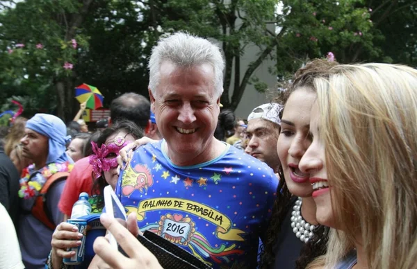 Embalado pelo sucesso do carnaval de Brasília, Rollemberg viaja para descansar em Aracaju