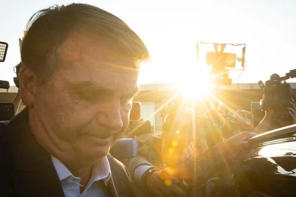 Ex-presidente Jair Bolsonaro cercado por jornalista na saída do Senado Federal, após reunião com o filho Flávio Bolsonaro