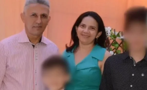 familia posando juntos, menino de 13 anos é investigado pela morte dos pais