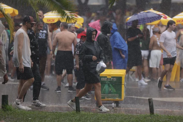 Chuva forte atinge a concentração do bloco de Alceu Valença no Parque Ibirapuera, durante o pré-Carnaval de São Paulo.