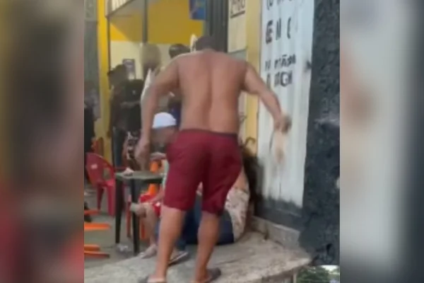 Mulher é agredida com chicotadas em frente a bar na Grande BH