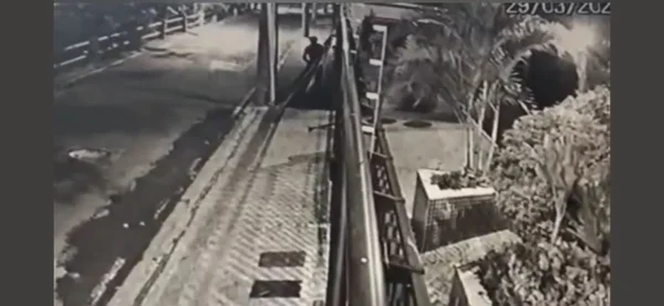 RJ: homem arranca portão de prédio e sai andando com ele na rua; vídeo