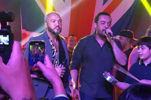 O cantor Belo, recém filiado ao PL, em evento ao lado do governador do Rio de Janeiro, de mesmo patido, Cláudio Castro. Ambos seguram microfone - Metrópoles