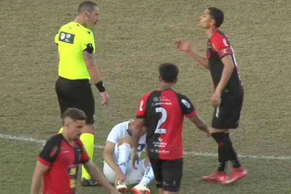 Jogadores do Pouso Alegre reclamam com árbitro em falta marcada pro Água Santa pela Série D