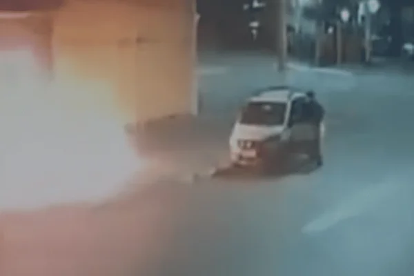 Homem ateia fogo em concessionária após briga por documento de carro