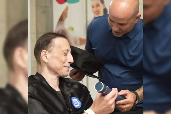 Foto colorida de Paulo Gazaro recebendo diploma de formado em Engenharia dentro de hospital dez dias antes de morrer de câncer - Metrópoles