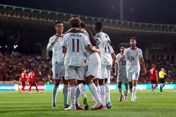 João Cancelo, de Portugal, comemora o terceiro gol de sua equipe com seus companheiros durante a partida pelas eliminatórias da Copa do Mundo da FIFA 2026 entre Armênia e Portugal no Estádio Republicano Vazgen Sargsyan em 6 de setembro de 2025 em Yerevan, Armênia.