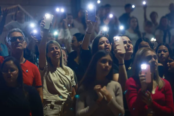 “Emocionante de ver”, diz família sobre vigília para adolescente agredido