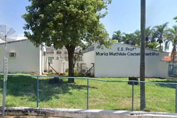 Imagem colorida mostra fachada de escola estadual na cidade de Glicério, marcada por diversas confusões entre alunos - Metrópoles