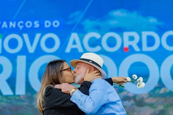 Foto colorida do presidente Luiz Inácio Lula da Silva beijando a primeira-dama Janja - Metrópoles