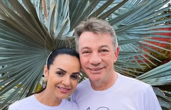 Mulher e homem abraçados - Simone e Antonio Denarium