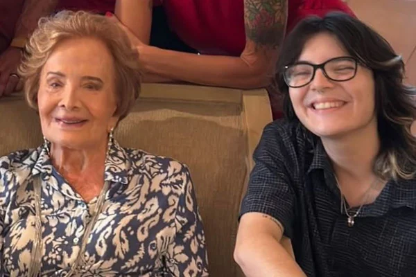Foto colorida de Glória Menezes e o neto Theo Fagundes - Metrópoles