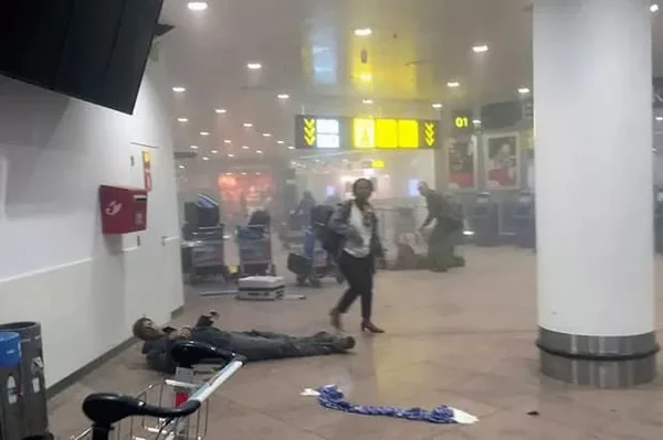 imagem colorida de aerporto em Bruxelas, na Bélgica, após ataque terrorista do Estado Islâmico - Metrópoles