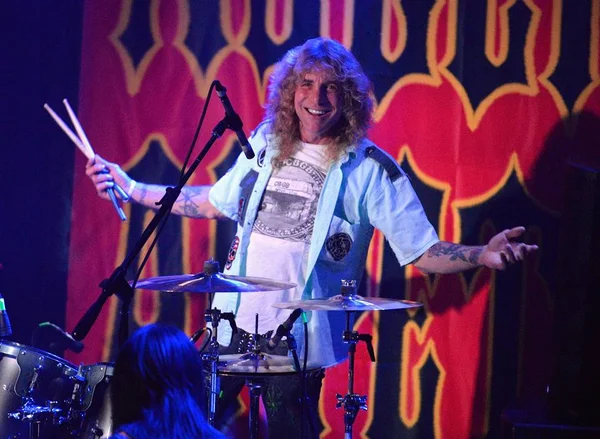 Steven Adler, ex-Guns N’ Roses, é internado após se esfaquear