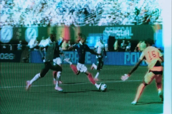 Fotógrafa barrada na Copa viraliza com posts de Olise e Portugal