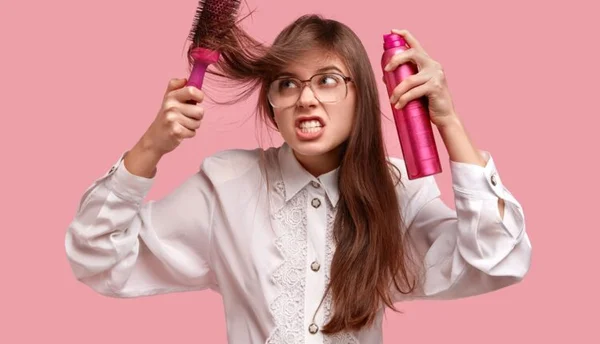Você tem a síndrome do cabelo impenteável? Descubra o que é