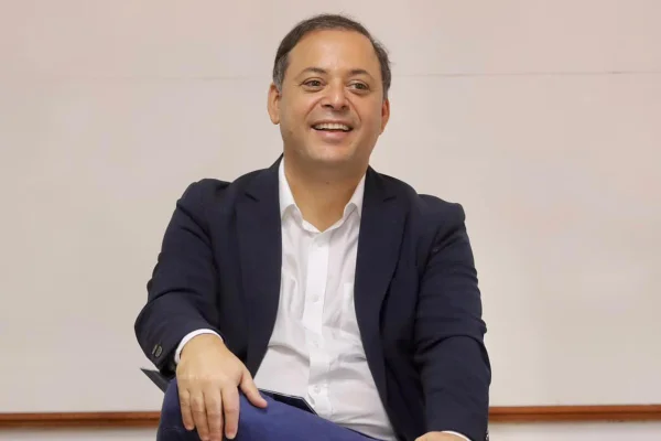 Foto colorida do candidato a prefeito de Niterói Rodrigo Neves (PDT) - Metrópoles