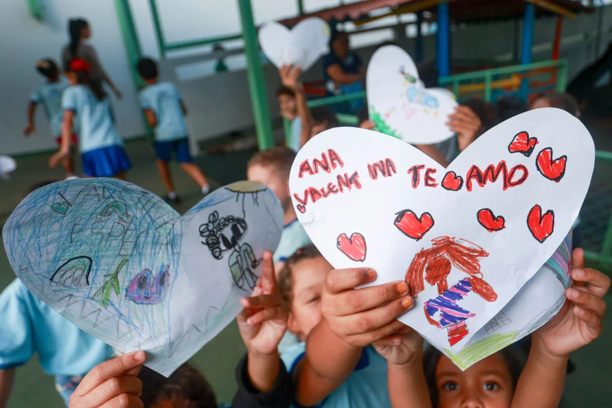 A unidade de ensino decidiu eternizar a memória da pequena Valentina em um ato simbólico e de carinho. Junto dos coleguinhas da menina, foi feito o plantio de uma muda da flor Azaleia, na tarde desta segunda-feira (6/7) A unidade de ensino decidiu eternizar a memória da pequena Valentina em um ato simbólico e de carinho. Junto dos coleguinhas da menina, foi feito o plantio de uma muda da flor Azaleia, na tarde desta segunda-feira (6/7)