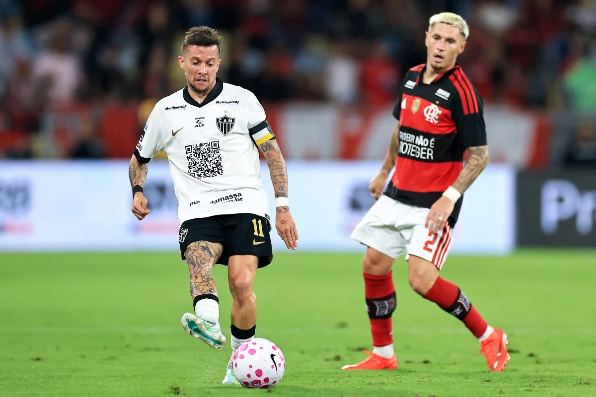 Disputa de bola em Flamengo x Atlético-MG Disputa de bola em Flamengo x Atlético-MG