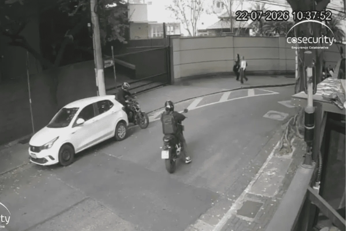Ladrão armado derruba mulher no chão para pegar celular na zona sul Ladrão armado derruba mulher no chão para pegar celular na zona sul