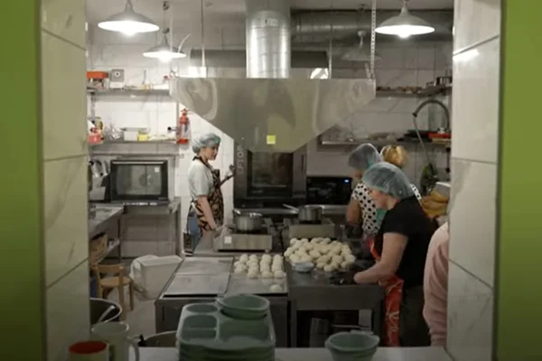 Mulheres ucranianas trabalham em uma cozinha fazendo pães para soldados que estão na guerra