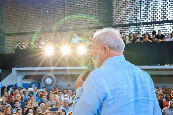 imagem colorida presidente lula discursando para público
