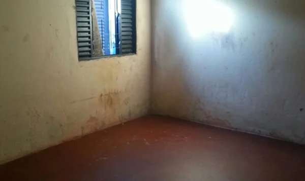 Mãe é presa ao trancar filha por achar que ela estava “possuída”
