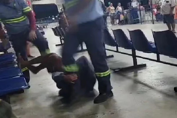 Imagem colorida de homem no chão sendo agredido por outros dois - Metrópoles