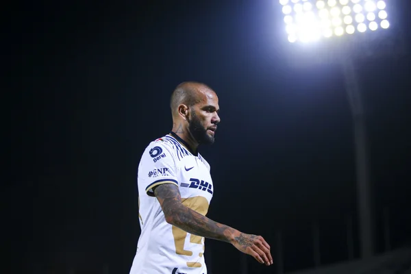 Foto colorida de Daniel Alves com a camisa do Pumas - Metrópoles