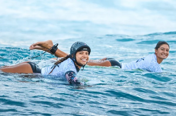 Olimpíadas 2024: Brasil faz dobradinha no surfe e Luana Silva avança