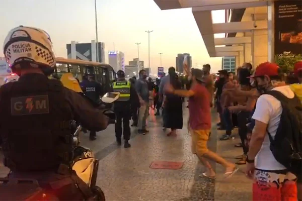 Vídeo. Após protesto, ambulantes entram em confronto com PMs na Rodoviária