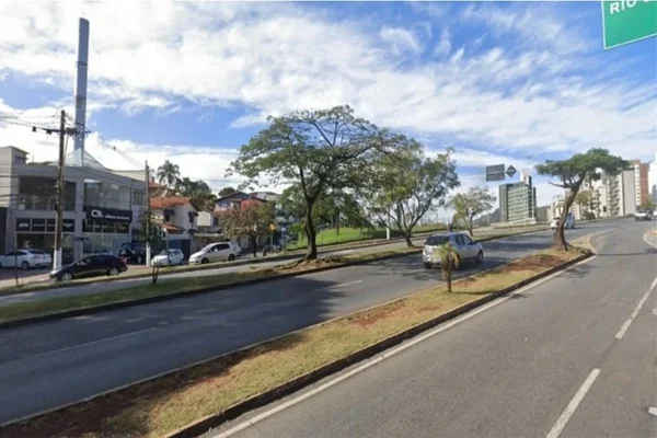 Médico dirige embriagado, bate carro em BH e é preso