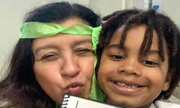 Regina Casé e o caçula Roque