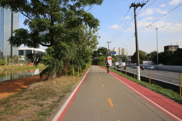 imagem colorida mostra ciclovia no parque estadual bruno covas, ao lado da marginal pinheiros