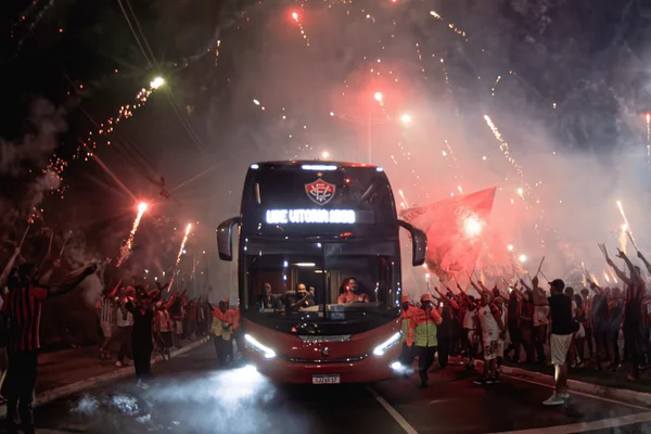Torcida do Vitória fez festa na chegada do elenco