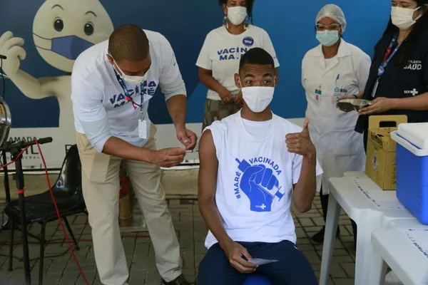 Complexo da Maré terá 100% da população adulta vacinada no sábado