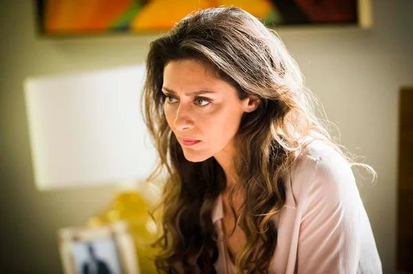“A Força do Querer”: Joyce contrata rezadeira para “curar” Ivan