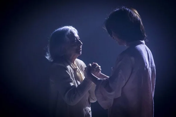 Fernanda Montenegro se emociona com volta aos estúdios da Globo