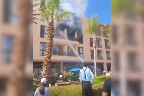 Foto colorida do incêndio que atingiu o hotel de Cristiano Ronaldo no Marrocos - Metrópoles