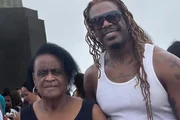 Creo Kellab e a mãe, dona Iracy, posam durante passeio pelo Rio