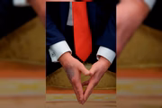 Detalhe de roxo na mão de Donald Trump