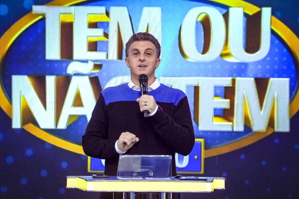 Luciano Huck comete gafe com Deborah Evelyn ao errar nome de novela - destaque galeria