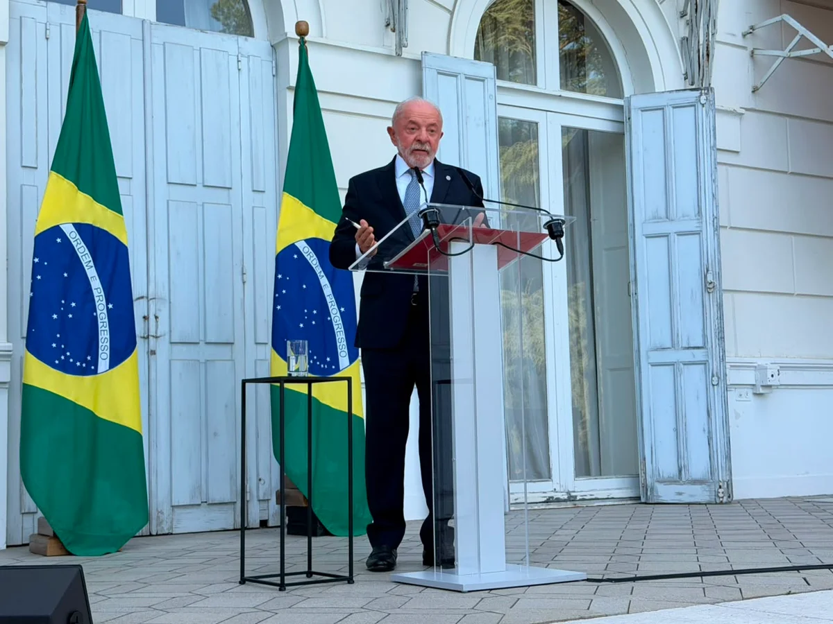Lula conversa com a imprensa após participar do G7 Lula conversa com a imprensa após participar do G7