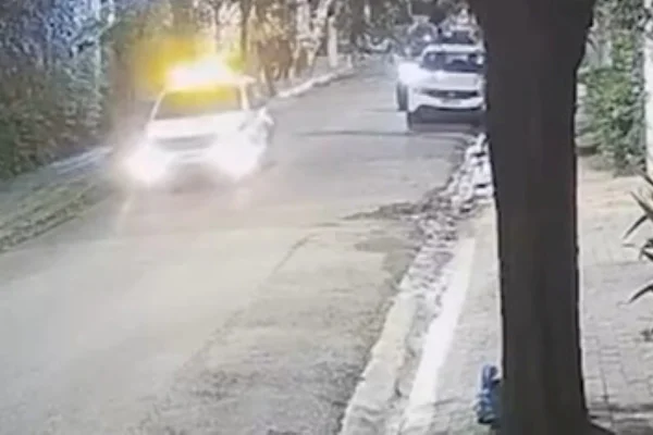 Vídeo mostra empresário Ivo Kos agredindo esposa em calçada - Metrópoles