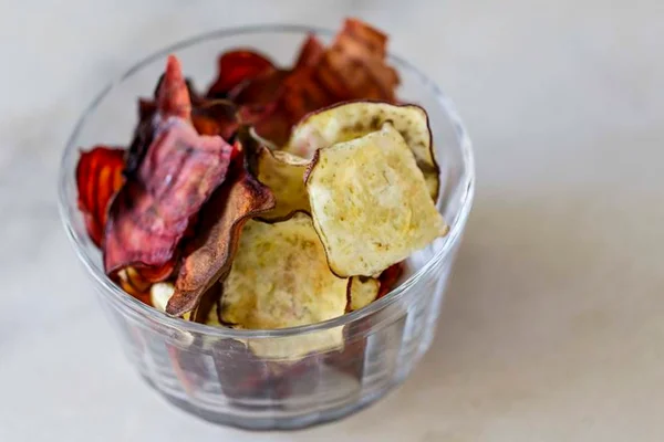 Petiscos para a Copa: veja receita de chips de raízes