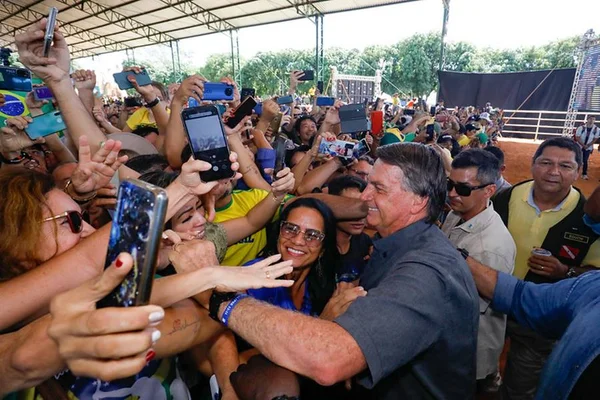 Bolsonaro aposta em lives com apoiadores para mostrar força eleitoral